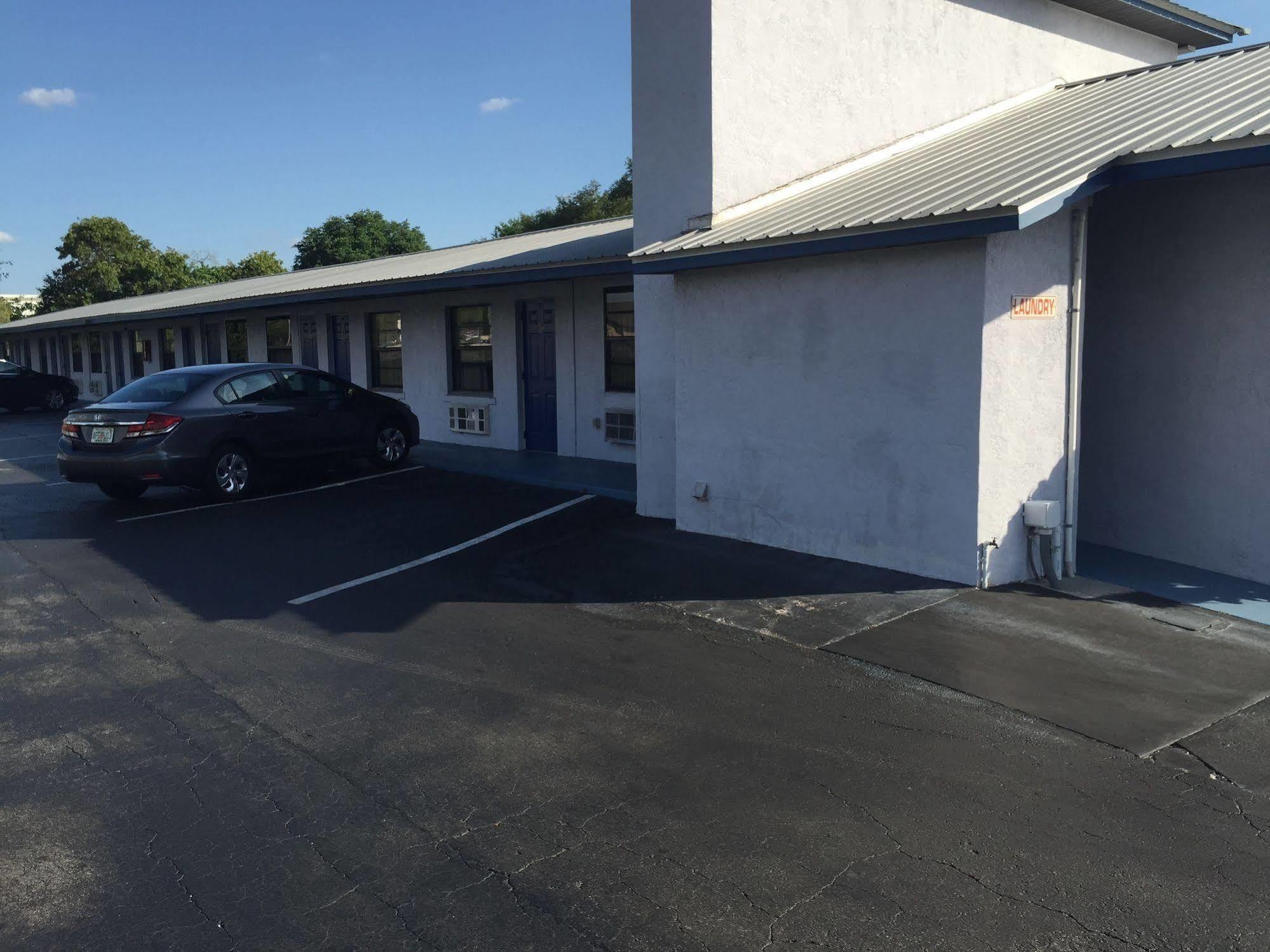 Sebring Inn Exterior photo